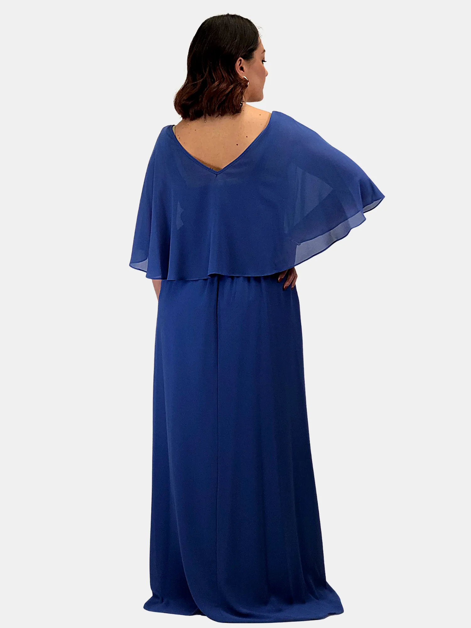 Abito lungo curvy in chiffon con ricamo in vita e mantellina