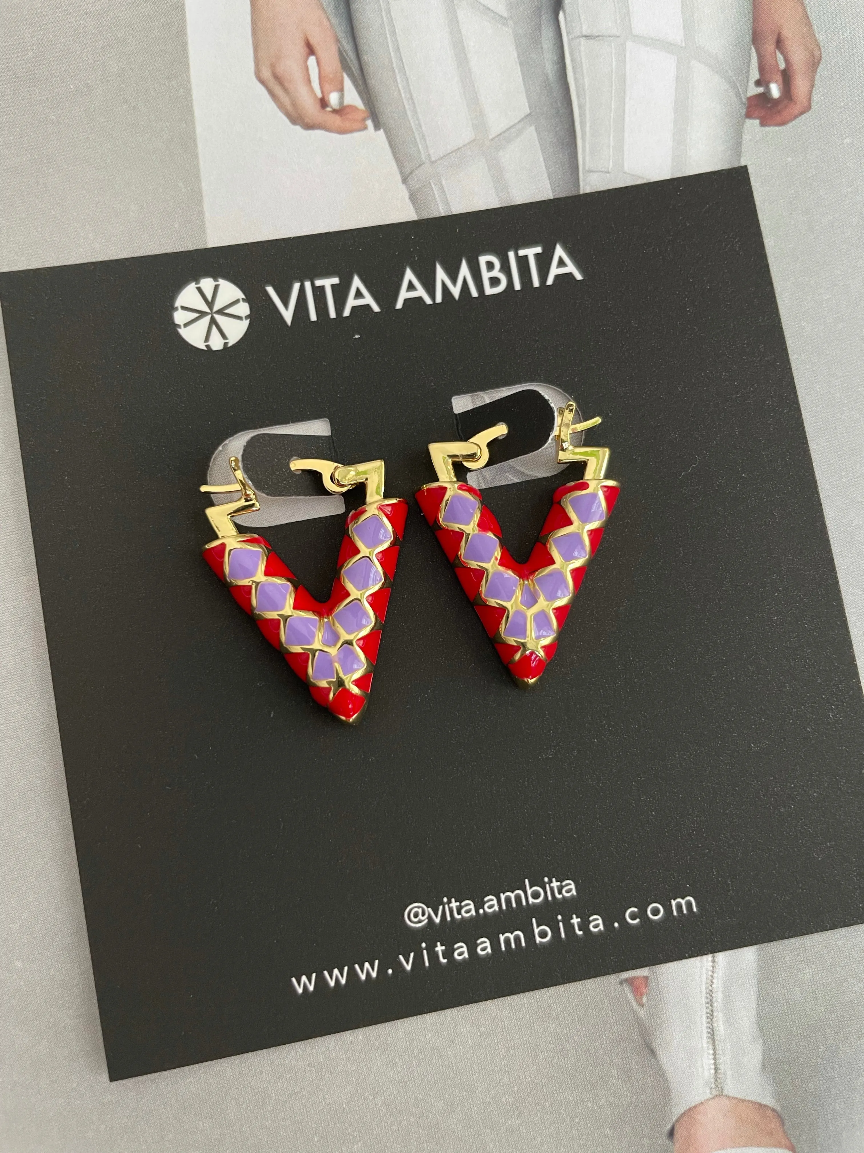 Enameled bicolor V earrings