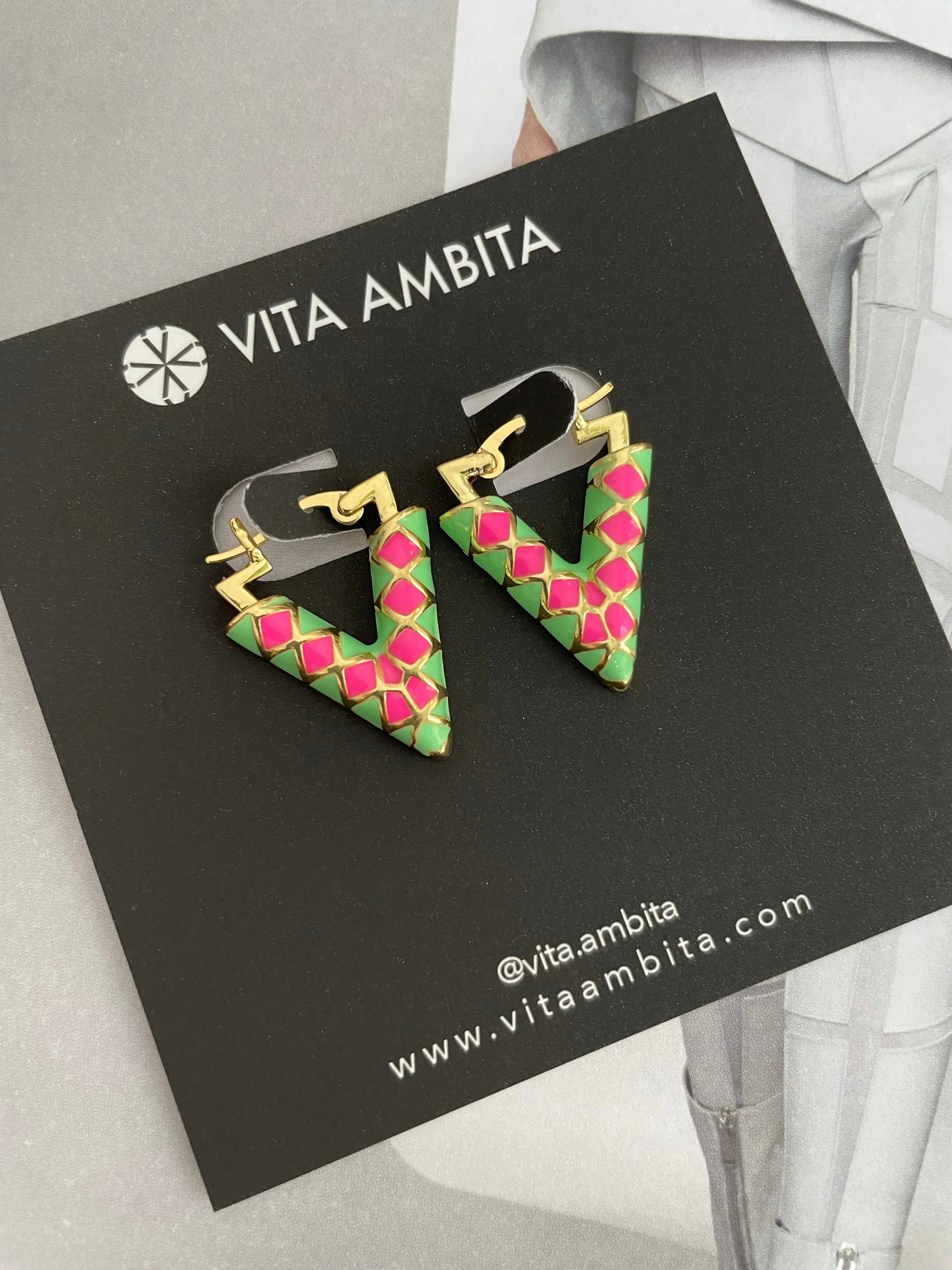 Enameled bicolor V earrings