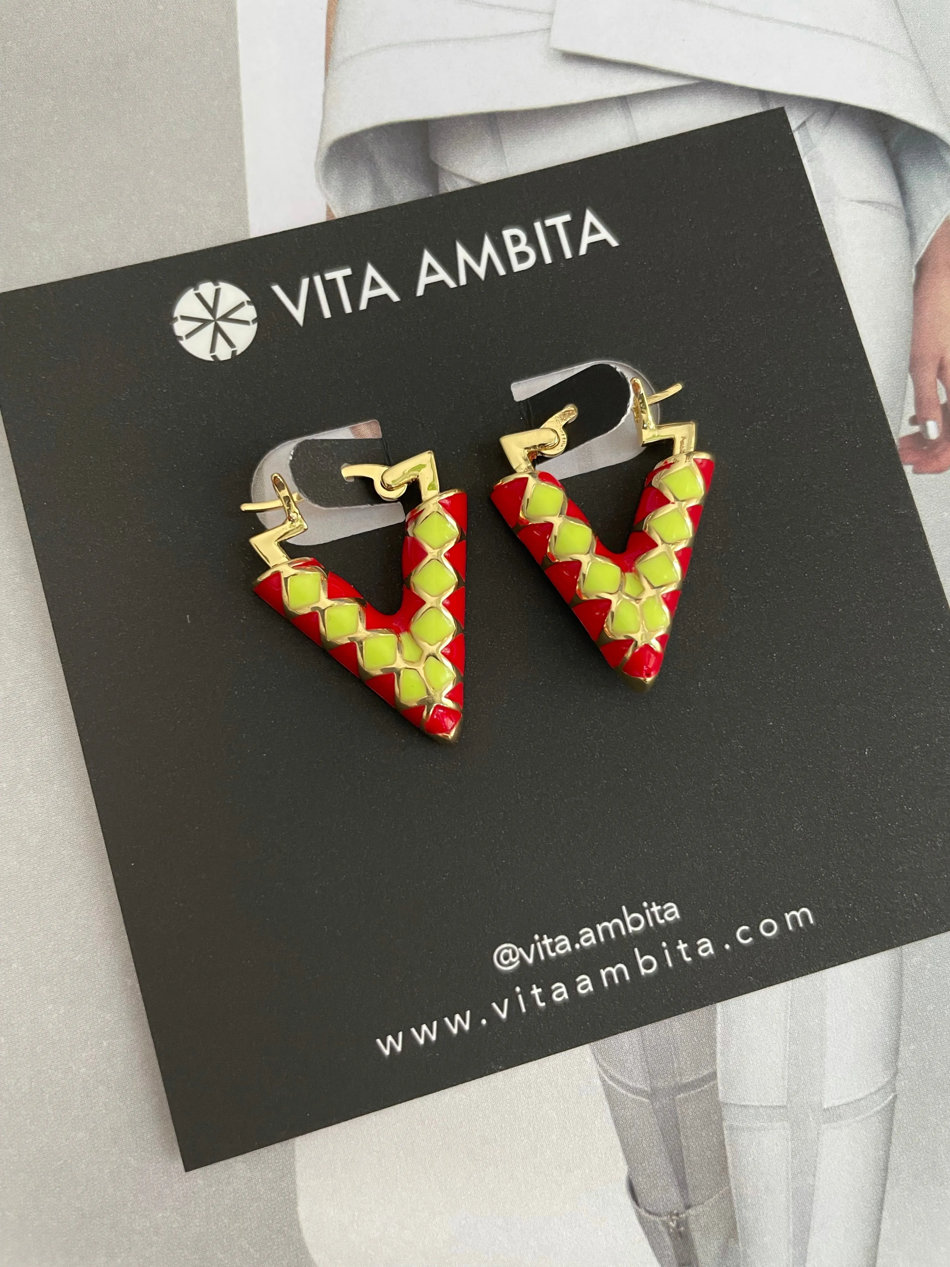 Enameled bicolor V earrings