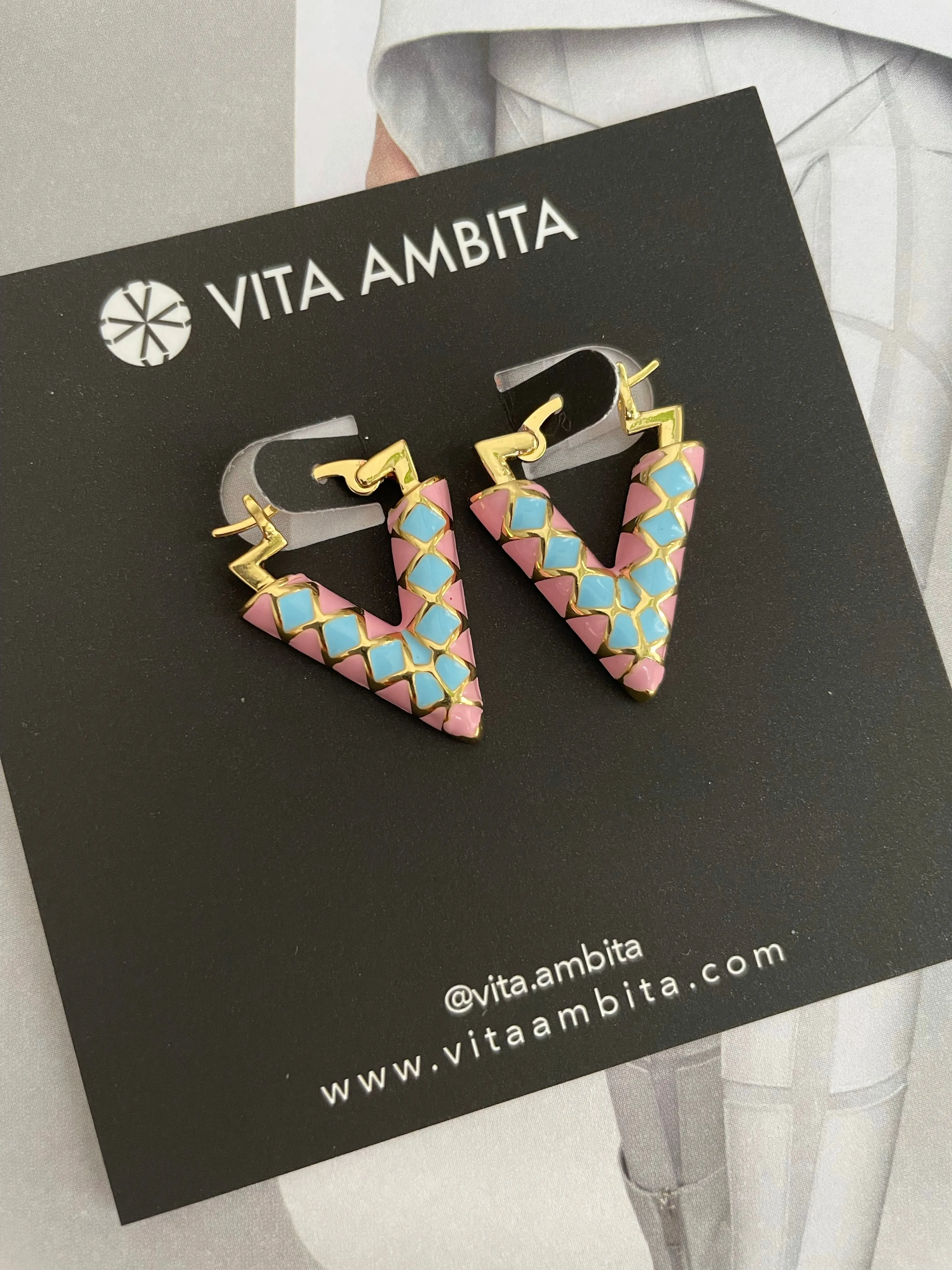 Enameled bicolor V earrings