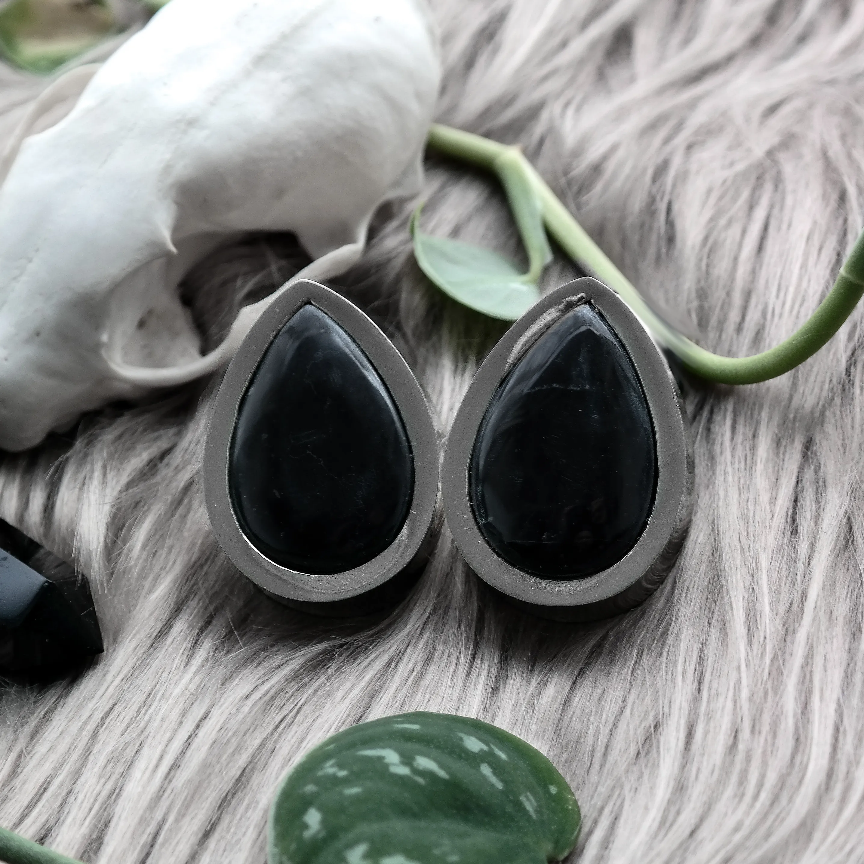 Silver Onyx Teardrop Plugs