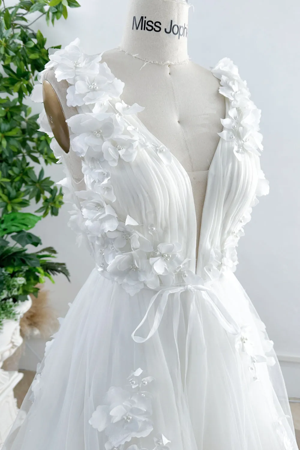 V Neck Sleeveless 3D Floral Applique Midi Wedding Dress